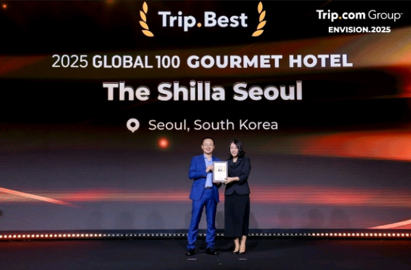 이달 26일 트립닷컴(Trip.com) 상해 본사에서 진행된 Trip.Best 시상식에서 서울신라호텔이 ‘2025 트립.베스트 글로벌 100 고메 호텔’을 수상하고 있다. (사진 왼쪽부터) 트립닷컴 브루스 두(Bruce Du) 총괄 부서장, 서울신라호텔 황유나 인차지. ⓒ 서울신라호텔