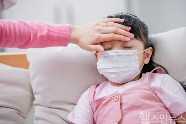 환절기엔 약보다 면역력, 아이 감기는 자연 회복력 키우는 기회가 될 수 있다. (클립아트코리아)