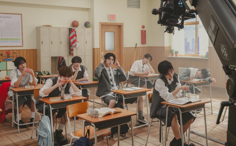 킥플립, 신곡 ‘FREEZE’ 뮤직비디오 비하인드 포토 공개…청량 가득 하이틴 에너지