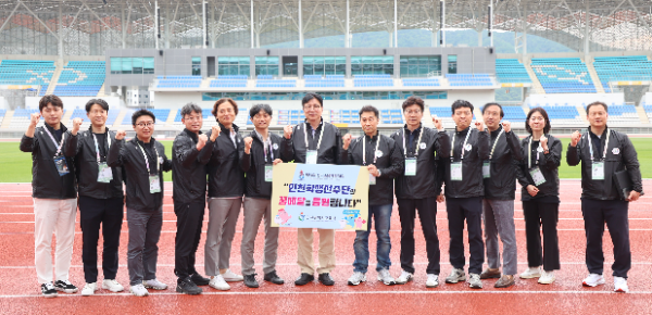 도성훈 교육감이 김해시 제54회 전국소년체육대회 선수단을 격려하고 기념촬영을 하고 있다.