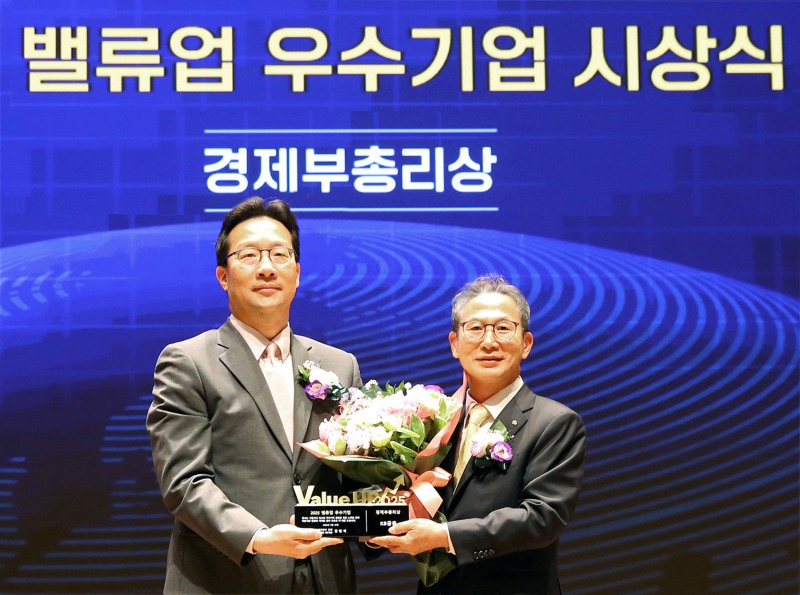 27일 서울 여의도 한국거래소에서 열린 밸류업 우수기업 시상식에서 양종희 KB금융그룹 회장(오른쪽)과 윤인대 기획재정부 차관보(왼쪽)가 기념 촬영을 하고 있다./KB금융그룹