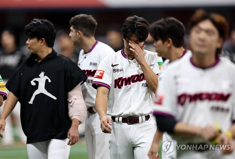 경기에 패한 키움 선수들이 아쉬운 표정을 짓고 있다. / 사진=연합뉴스
