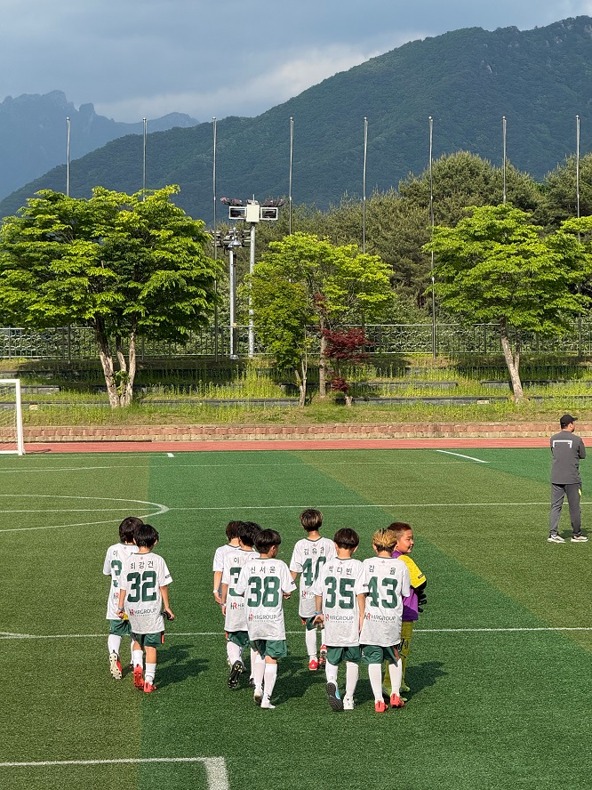 ‘2025 하늘내린 인제 전국 유소년 드림풋볼 페스티벌’에 참가한 HR U-10 선수들이 경기장을 나서고 있다./사진=HR그룹 미디어팀 제공
