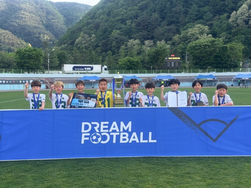 ‘2025 하늘내린 인제 전국 유소년 드림풋볼 페스티벌’에서 우승을 차지한 HR U-10 선수들이 우승 트로피, 상금 판넬, 상장을 들고 수상의 기쁨을 만끽하며 기념촬영을 하고 있다./사진=HR그룹 미디어팀 제공