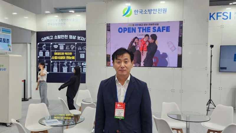 한국소방안전원 대구경북지부는 ‘제21회 국제소방안전박람회’의 성공적인 개최를 위해 홍보물품을 지원했다. 사진은 한국소방안전원 홍보부스를 방문한 김대희 대구경북지부장./한국소방안전원 대구경북지부