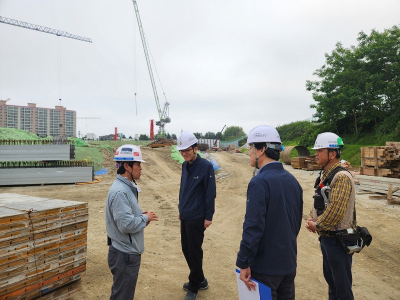 김종석 안전보건공단 강원동부지사장(왼쪽 두번째)이 28일 온열질환 예방을 위한 관내 건설현장 현장경영을 실시했다./안전보건공단 강원동부지사