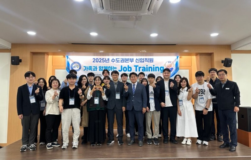 최영환 국가철도공단 수도권본부장(가운데)이 28일 수도권본부에서 ‘가족과 함께하는 Job-Training’ 시행 후 신입직원 및 가족들과 기념촬영을 하고 있다./국가철도공단 수도권본부