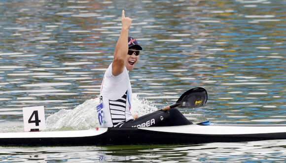 2014 인천 아시안게임 카약 1인승 200m에서 1990 베이징 아시안게임 이후 24년만에 한국에 금메달을 안긴 조광희가 환호하는 모습.