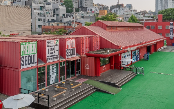 신한카드는 ‘더프리뷰서울 2025 with 신한카드(이하 더프리뷰서울)’를 5월 29일 VIP 프리뷰를 시작으로 오는 6월 1일까지 서울역 뒷편에 위치한 ‘옛 국립극단 백성희장민호극장’에서 개최한다고 29일 밝혔다. ⓒ 신한카드