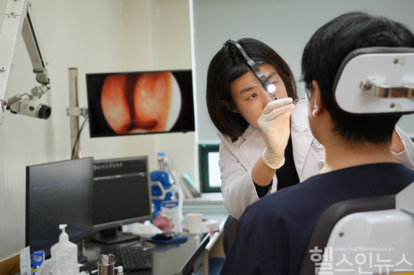 배미례 분당제생병원 이비인후과 과장이 환자 진료를 하고 있다. (분당제생병원 제공)