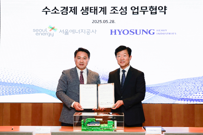 우태희 효성중공업 대표(오른쪽)와 황보연 서울에너지공사 사장이 지난 28일 서울 마포구 효성 본사에서 수소경제 생태계 조성 업무협약을 체결한 뒤 기념촬영을 하고 있다. ⓒ효성중공업