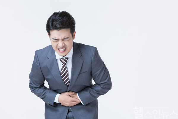 급성 충수염(맹장염)은 젊은 층도 방심할 수 없는 응급 질환으로, 조기 진단과 신속한 수술이 핵심이다. (클립아트코리아)