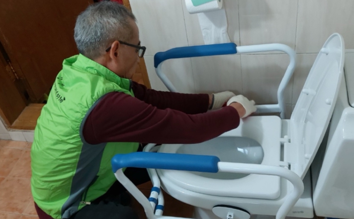 강진읍 지역사회보장협의체가 추진한 ‘화장실 안전손잡이 설치 사업’이 성공적으로 마무리됐다. (강진읍 제공)