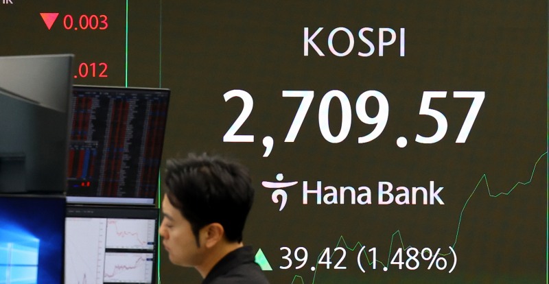 29일 코스피가 9개월 만에 장중 2700선을 돌파한 가운데 서울 중구 하나은행 딜링룸에서 딜러들이 업무를 하고 있다./뉴시스