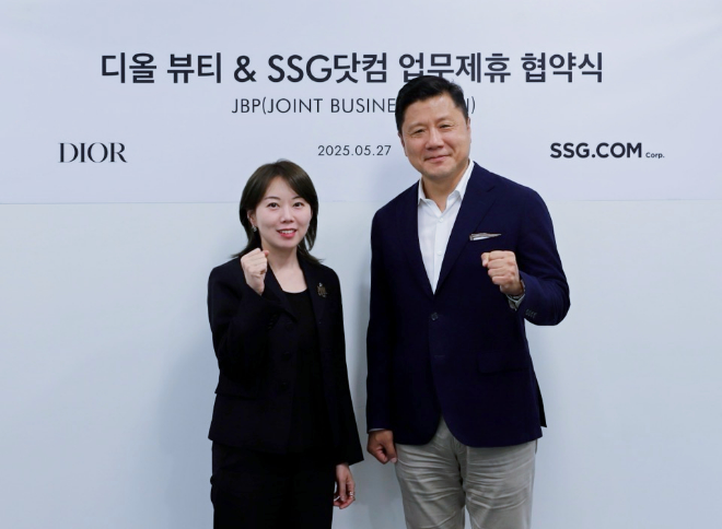 최훈학 SSG닷컴 대표이사(오른쪽)와 김백남 크리스챤 디올 뷰티 코리아 지사장이 업무협약 체결 후 기념사진을 촬영하고 있다. ⓒSSG닷컴