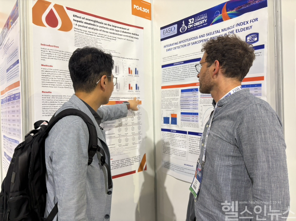 정창희 서울아산병원 내분비내과 교수(사진 왼쪽)가 참관객에게 연구 결과를 설명하고 있다 (대웅제약 제공)