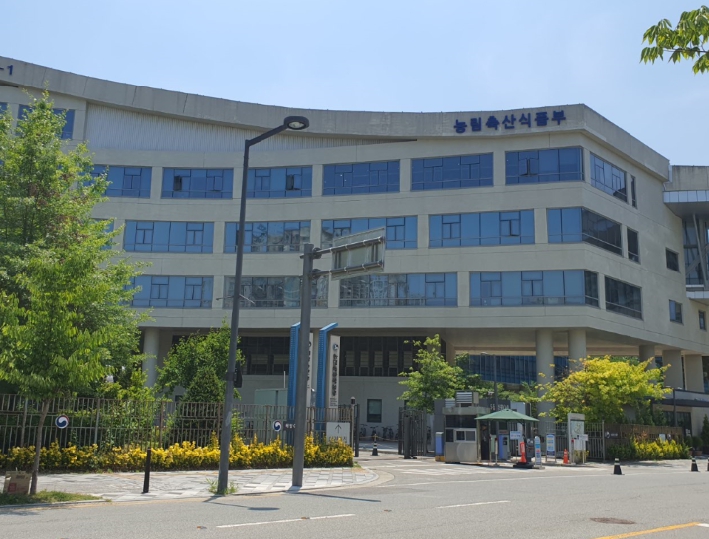 농림축산식품부와 식품의약품안전처는 여름철 고온·다습한 환경으로 인해 농산물의 부패와 오염 위험이 증가함에 따라, 6월부터 4개월간 농산물 안전성 검사를 대폭 강화한다. (농림축산식품부 제공)