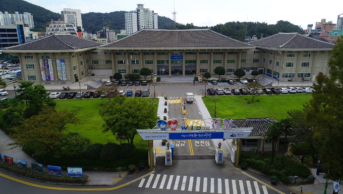 여수시가 보호종료아동 등 자립준비청년의 학업 지원을 위해 고향사랑기부금을 활용한 대학 진학자금 지원에 나섰다. (여수시 제공)