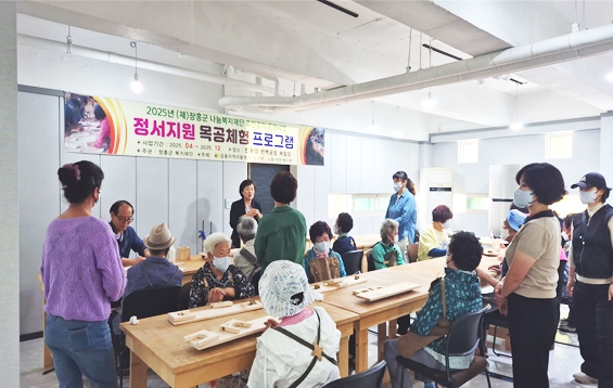 전남장흥지역자활센터(센터장 위수미) 산하 나눔자원봉사회(회장 변영자)가 지난 28일 장흥군 나눔복지재단과 함께 정서지원 프로그램을 진행했다. (장흥군 제공)