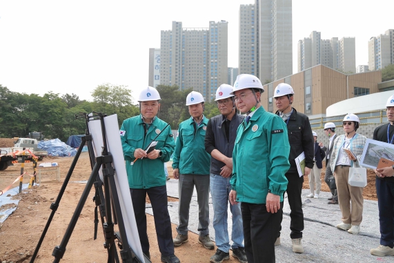 육동한 춘천시장은 지난29일 치매전담형요양원과 제2안식의집(봉안당) 건립 현장을 방문해 공사 진행 상황과 현장 안전관리 실태를 점검했다. (춘천시 제공)