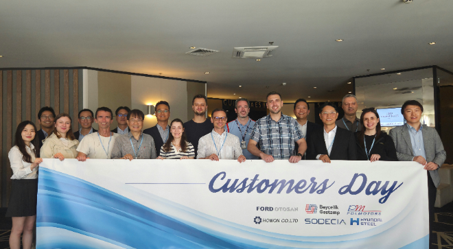 현대제철이 월드 랠리 챔피언십(WRC) 포르투갈 대회에서 최근 고객사 초청 행사 '커스터머 데이'를 개최한 가운데 행사 참석자들이 기념촬영을 하고 있다. ⓒ현대제철