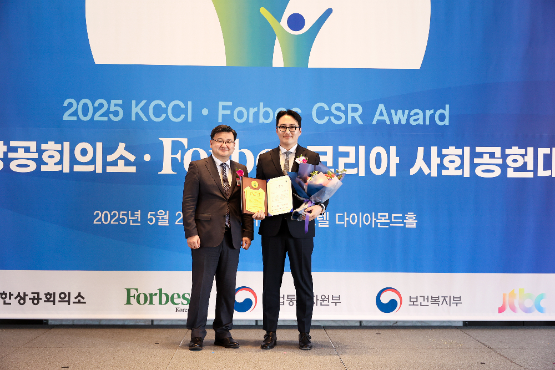 HR그룹(주)은 지난 27일 서울 더플라자호텔에서 열린 제16회 ‘대한상공회의소·포브스코리아 사회공헌대상’ 시상식에서 첫 수상의 영예를 안고, 신호룡 대표이사(오른쪽)가 조영준 대한상공회의소 지속가능경영원장과 기념촬영을 하고 있다./사진=HR그룹 미디어팀 제공