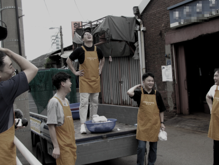 HR그룹은 지난해 중복을 맞아 영등포구 쪽방마을에서 신호룡 대표이사(가운데)와 임직원들이 함께 쪽방마을 어르신들을 대상으로 삼계탕 대접과 생필품 나눔을 진행하는 뜻깊은 봉사활동을 펼쳤다./사진=HR그룹 미디어팀 제공