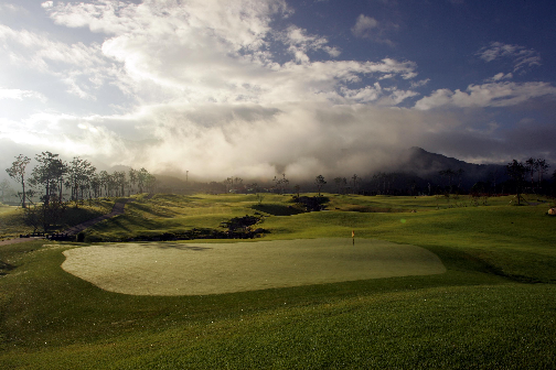 쇼골프가 운영하는 엑스골프가 경남 함양에 위치한 ‘스카이뷰컨트리클럽(CC)’에서 1박 2일간의 프리미엄 골프 패키지 상품을 출시했다. (쇼골프 제공)