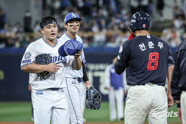 두 차례 벤치 클리어링 끝에 삼성 최원태가 롯데 전준우에게 다가가 사과하고 있다. / 사진제공=롯데 자이언츠
