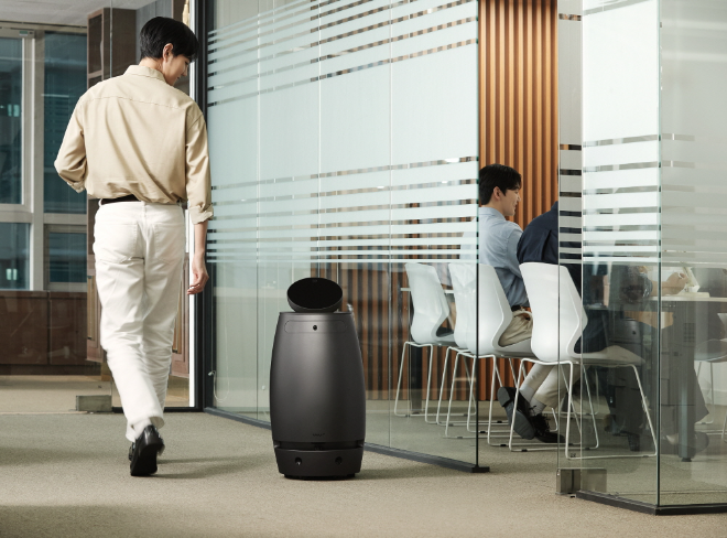 웰니스 로보틱스 브랜드 나무엑스가 출시 예정인 공기 정화 로봇을 사용 중인 모습 ⓒ나무엑스