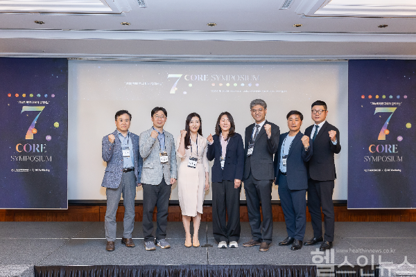 (좌측부터) 김재원 GC녹십자웰빙 연구개발본부 본부장, 이상훈 GC녹십자아이메드 과장, 이윤경 차움 교수, 서은경 차움 교수, 박춘묵 더맑은클리닉 원장, 오상수 GC녹십자웰빙 경영기획실 실장, 한정엽 GC녹십자웰빙 IP본부 본부장 (GC녹십자웰빙 제공)