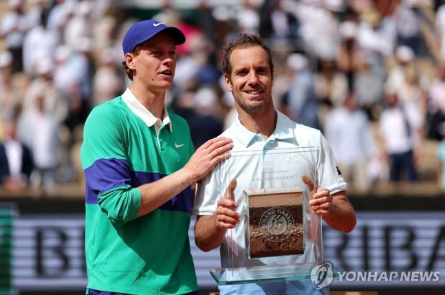 경기를 마치고 기념 촬영을 한 신네르(왼쪽)와 가스케 / 사진=연합뉴스