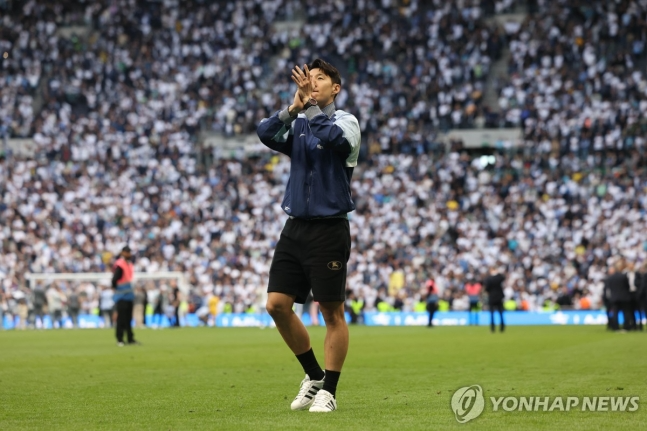 팬들에게 박수를 보내는 손흥민 / 사진=연합뉴스