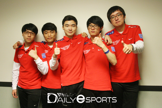 2013 롤드컵 우승 후, 세계 미디어들과 우승팀 인터뷰 시간을 가진 SKT T1 선수들의 모습, 왼쪽부터 배성웅, 정언영, 이상혁, 채광진, 이정현 선수(사진 출처=데일리e스포츠).