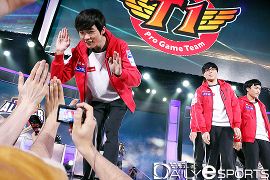 2014년 5월 프랑스 파리에서 진행된 LoL 올스타전에 참여한 T1 이상혁 선수가, 우승을 차지한 뒤 무대 앞 쪽 관객에게 하이파이브를 건내고 있다(사진 출처=데일리e스포츠).