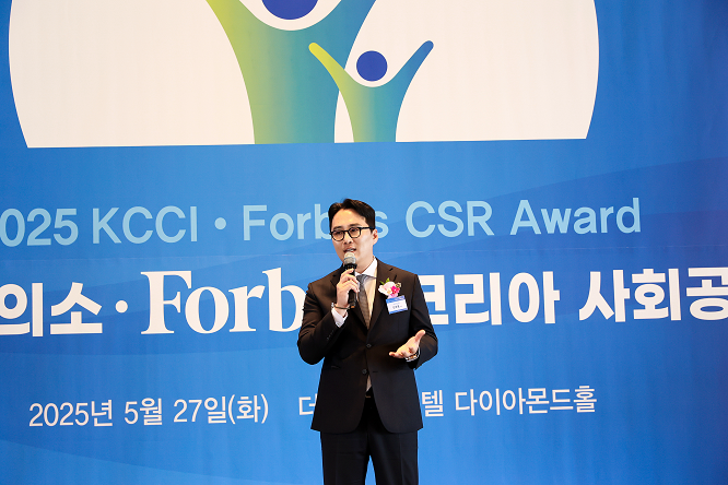 HR그룹(주) 신호룡 대표는 특수고용노동자의 인식 개선과 권익 보호에 앞장서고, 소외 계층을 향한 지속적인 관심과 실천적 애정을 이어온 공로로 ‘2025 포브스 사회공헌대상’을 수상했으며, 이날 시상식에서 수상 소감을 밝혔다./사진=HR그룹 미디어팀 제공
