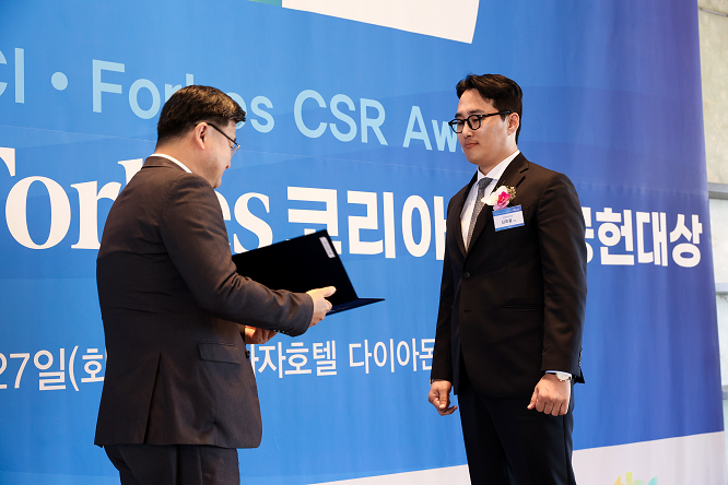 HR그룹 신호룡 대표(오른쪽)가 조영준 대한상공회의소 지속가능경영원장으로부터 ‘2025 포브스 사회공헌대상’ 사회공익 부문 상을 수여받고 있다./사진=HR그룹 미디어팀 제공