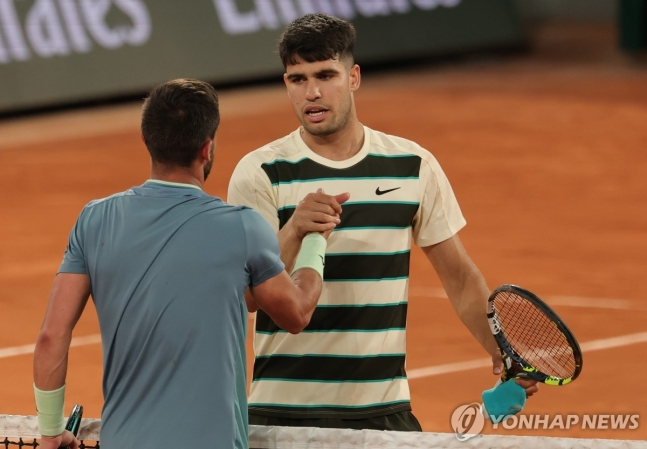 16강 진출 후 줌후르와 악수하는 알카라스(오른쪽)