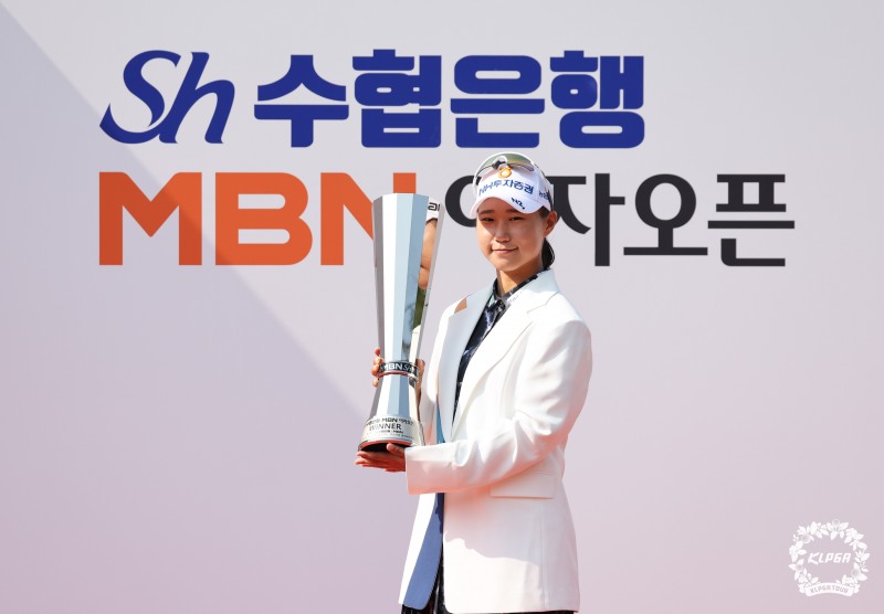 정윤지가 우승컵을 들고 기념 촬영을 하고 있다. /KLPGA