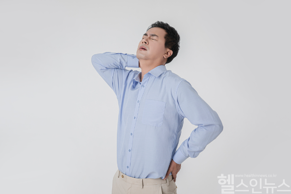 목과 어깨 통증이 팔 저림이나 손끝 감각 이상으로 이어진다면 단순 근육통이 아닌 목디스크일 수 있어 조기 진단과 생활 습관 개선이 중요하다. (클립아트코리아)