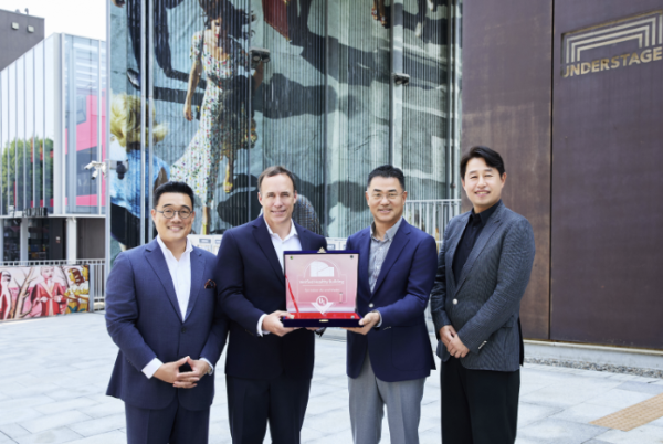 (왼쪽부터) 정륜 UL Solutions Korea 대표, Sean McCrady UL Solutions 기업 지속가능성 부문장, 전병구 현대카드 경영관리부문 대표, 김명호 현대카드 기업문화실장이 기념 사진을 찍고 있다. ⓒ 현대카드