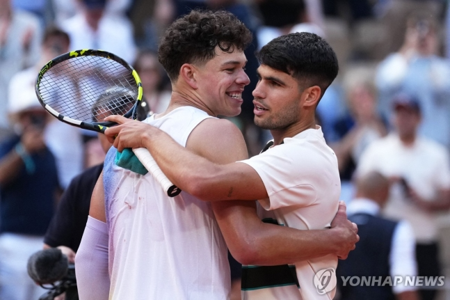 경기를 마친 뒤 포옹하는 알카라스(오른쪽)와 셸턴 / 사진=연합뉴스
