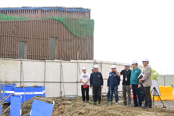 이재호 구청장이 송도 8공구복합문화시설 건립 현장을 방문해 추진 상황 및 안전관리 실태를 점검하고 있다.