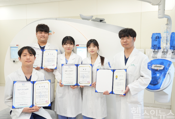 (From left) Su-min Jung, Hyung-se Ham, Min-kyung Kim (co-researchers for the grand prize paper), Chae-min Song, and Min-jong Kim, radiologists at International St. Mary’s Hospital. (Photo provided by International St. Mary’s Hospital)