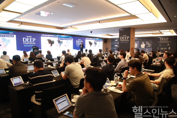 딥 심포지엄 행사에서 강연이 진행되고 있다. (대웅제약 제공)