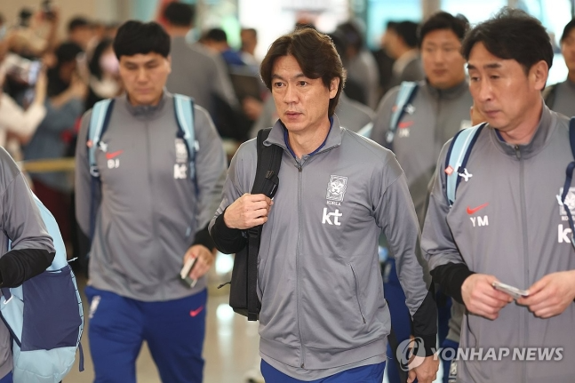 이라크로 출국하는 홍명보 감독 / 사진=연합뉴스
