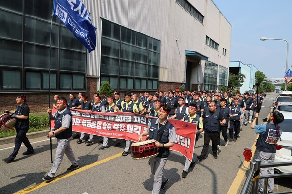 한국지엠이 자산 매각 결정을 사내에 공지한 지난달 28일 전국금속노동조합 한국지엠지부가 부평공장 본관 앞에서 항의집회를 열고 있다. /한국지엠지부