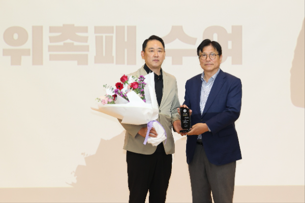 인천광역시교육청 홍보대사로 위촉된 최태웅감독이 도성훈 교육감과 기념촬영을 하고 있다.