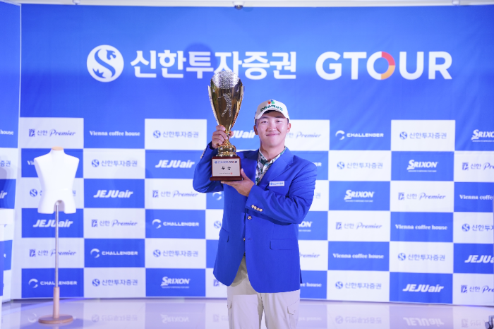 ‘2025 신한투자증권 GTOUR’ 4차 대회 시상식에서 우승자 김홍택이 기념사진을 촬영하고 있다.