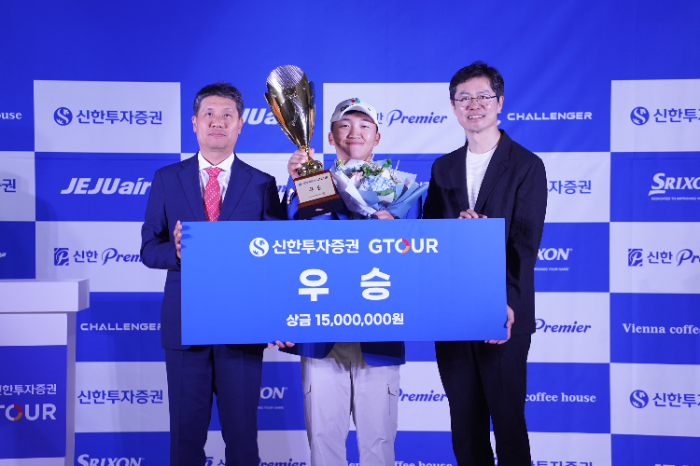 ‘2025 신한투자증권 GTOUR’ 4차 대회 시상식에서 (왼쪽부터)골프존 박강수 대표, 우승자 김홍택, 신한투자증권 자산관리영업본부 박세현 본부장이 기념사진을 촬영하고 있다.